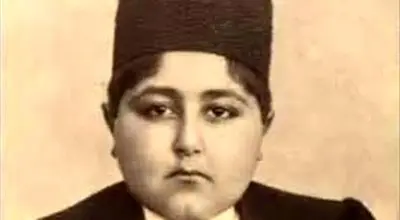 «احمدشاه» هنگام جلوس بر تخت مرمر در کاخ گلستان