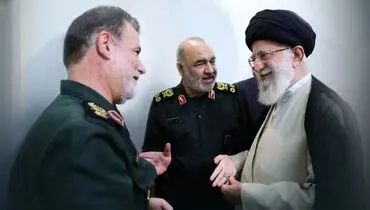 رهبر انقلاب بر پیکر شهید نیلفروشان نماز می‌خوانند
