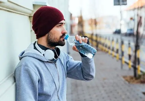 چرا بدن در سرما دچار کم‌آبی می‌شود و چگونه آن را کاهش دهیم

