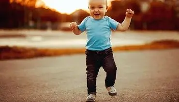 چه زمانی کودک شروع به راه رفتن می کند؟
