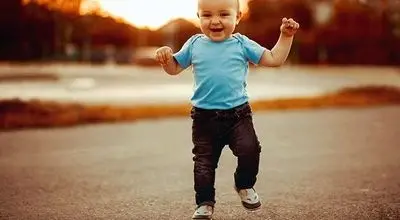 چه زمانی کودک شروع به راه رفتن می کند؟
