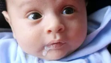 کف کردن دهان نوزاد در خواب
