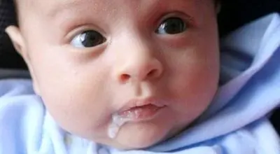 کف کردن دهان نوزاد در خواب
