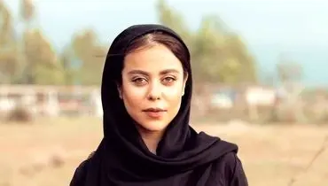 ژست عجیب خانم بازیگر مشهور در حال سیگار کشیدن! / عکس