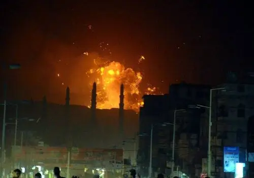 لحظه تماشایی برخورد موشک کروز به یک کشتی توسط انصارالله یمن+فیلم