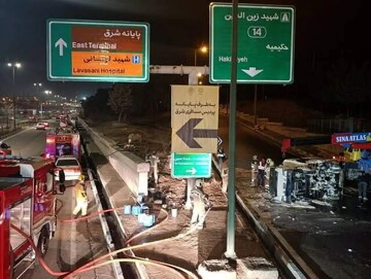 واژگونی کامیونت حامل بنزین در بزرگراه یاسینی