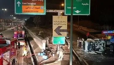 واژگونی کامیونت حامل بنزین در بزرگراه یاسینی