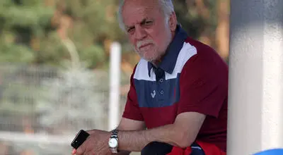 جشن تولد ۷۷ سالگی محمود خوردبین پیشکسوت پرسپولیس در کنار دخترش/عکس