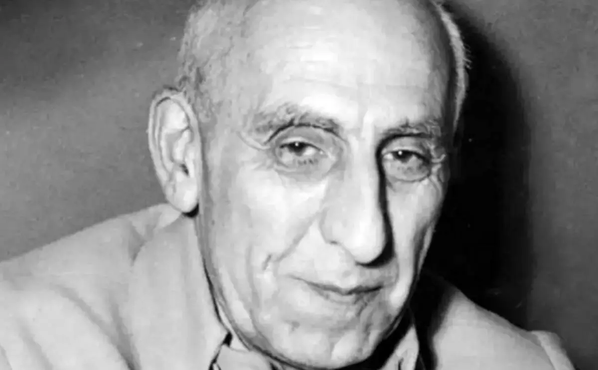 «محمد مصدق» در کنار دایی اش، عبدالحسین میرزا فرمانفرما