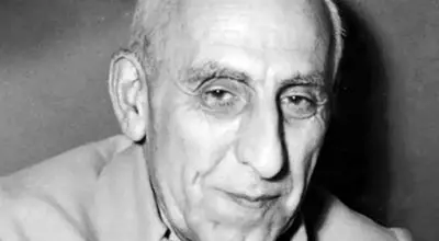 «محمد مصدق» در کنار دایی اش، عبدالحسین میرزا فرمانفرما