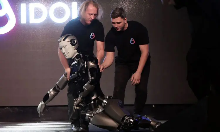 ربات نمایشی با آهنگ راکی چند ثانیه پس از ورود از کار افتاد+ فیلم