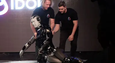 ربات نمایشی با آهنگ راکی چند ثانیه پس از ورود از کار افتاد+ فیلم