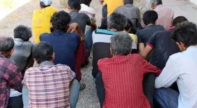 خروج تعدادی از معتادان از یک کمپ ترک اعتیاد در شرق تهران

