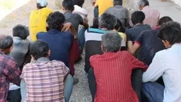 خروج تعدادی از معتادان از یک کمپ ترک اعتیاد در شرق تهران

