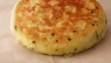 طرز تهیه لذیذترین نان پیازچه بدون نیاز به فر؛ عصرانه ای خوش طعم و منحصر به فرد+ فیلم
