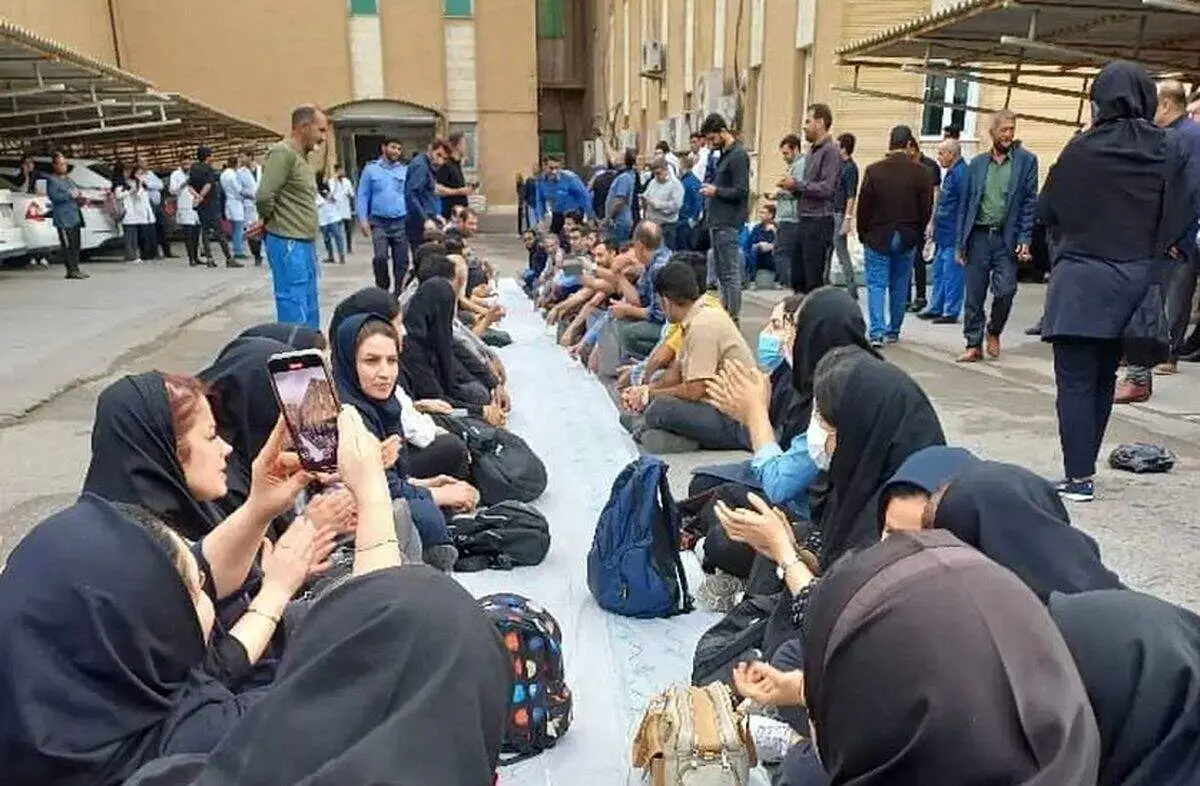 تجمع اعتراضی کارکنان بیمارستان امام خمینی اهواز در اعتراض به عدم توجه به مطالباتشان
