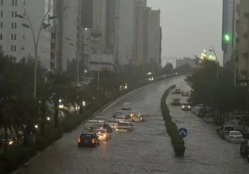 تصویر خطرناک مینی بوس درحال غرق شدن در بندرعباس