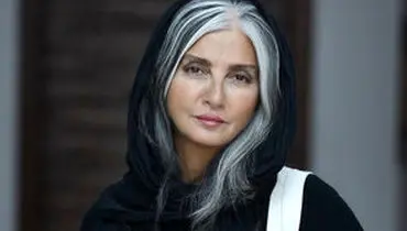 لحظه‌ای از هنرِ رویا جاویدنیا در حال خلق اثر سفالی