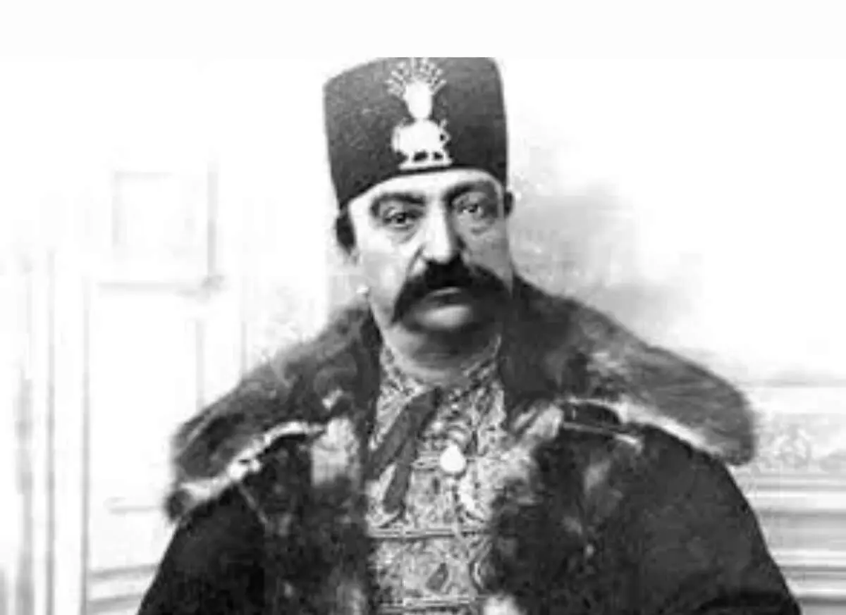 تصویری از نوه ناصرالدین شاه در حال نواختن پیانو