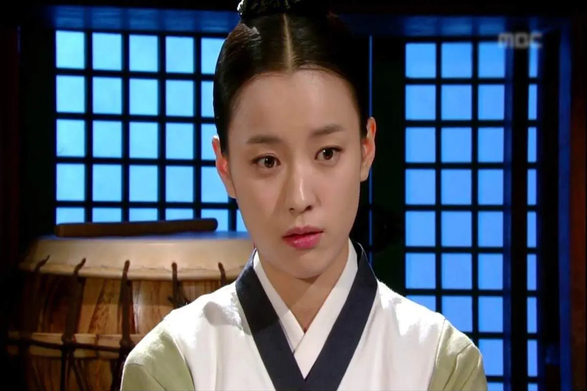 استایل خاص و مدرن هان هیو جو در مراسم پایان فیلمبرداری سریال «دونگ‌یی» / تضادی زیبا با نقش ملکه‌ای