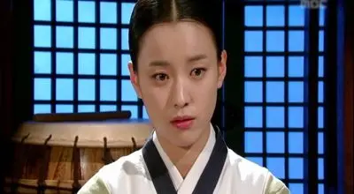 استایل خاص و مدرن هان هیو جو در مراسم پایان فیلمبرداری سریال «دونگ‌یی» / تضادی زیبا با نقش ملکه‌ای