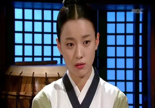 استایل خاص و مدرن هان هیو جو در مراسم پایان فیلمبرداری سریال «دونگ‌یی» / تضادی زیبا با نقش ملکه‌ای