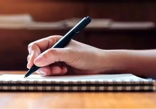 چرا خواندن همزمان دو کتاب برای مغز مفید است؟