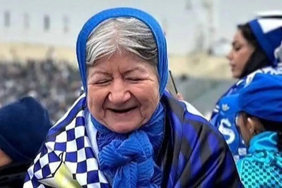 حضور مادربزرگ معروف استقلالی برای تماشای دربی+ فیلم