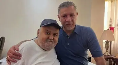 حضور غیرمنتظره علی دایی در مراسم ختم اکبر عبدی؛ مردم دور شهریار حلقه زدند!