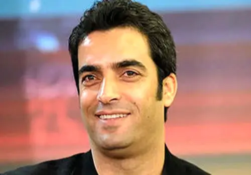 گرد پیری بر چهره منوچهر هادی نشست