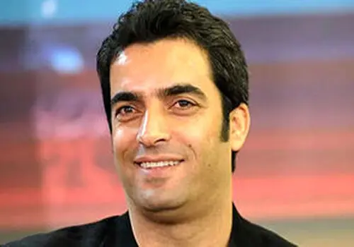 قابی از منوچهر هادی و کشتی‌گیر مشهور در تعزیه
