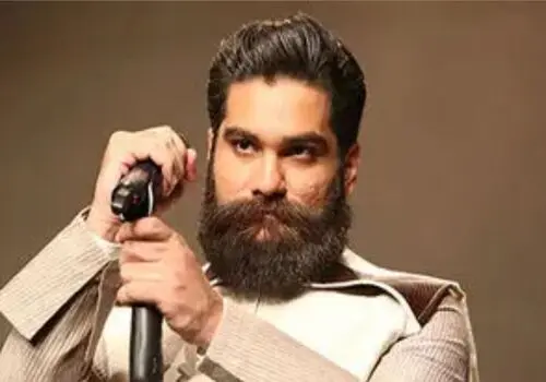 قاب صمیمی علی زندوکیلی و مادرش؛ لحظه‌ای از عشق و قدردانی یک هنرمند!