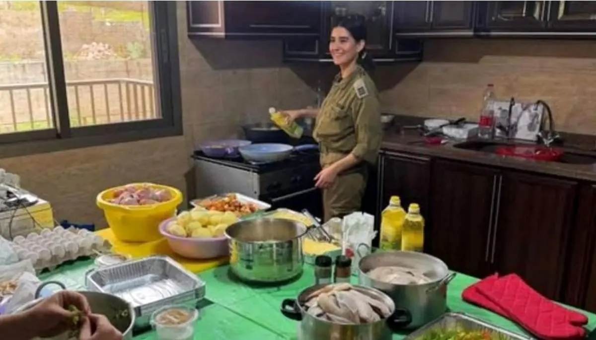 آشپزی قاتل | عکس جنجالی سرباز زن اسرائیلی در آشپزخانه خانه‌ای در جنوب لبنان