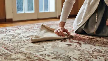 چگونه لکه‌های سخت روی فرش را تمیز کنیم؟ اشتباهاتی که ممکن است لکه را بدتر کنند