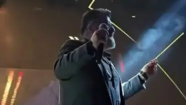 اجرای آهنگ معین توسط خواننده پاپ در کنسرت/ویدئو