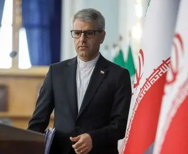 بقائی از تفاهم ایران و عمان برای تردد امن در تنگه هرمز خبر داد
