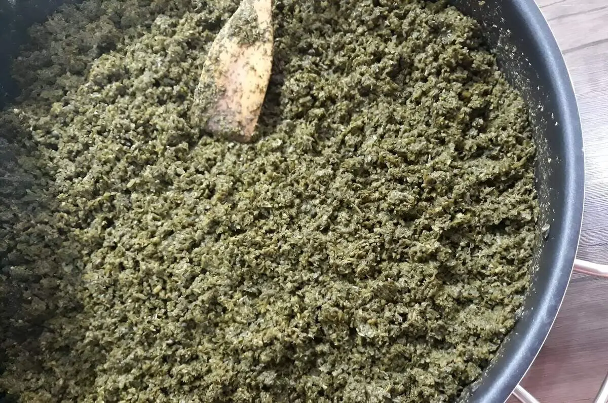 ترفندهای از بین بردن تلخی سبزی سرخ‌شده؛ راز خوشمزه شدن قورمه‌سبزی و خورشت‌ها