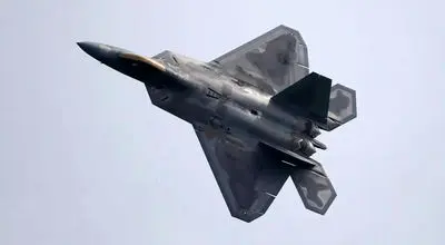 لحظه عبور بمب افکن B-2 با اسکورت جنگنده F-22 + فیلم