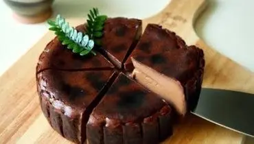 طرز تهیه لذیذترین چیز کیک شکلاتی باسک فقط با ۵ قلم مواد + فیلم / سه سوته چیز کیک شکلاتی باسک آماده است