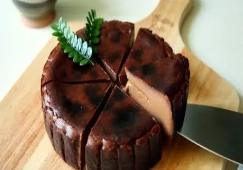 طرز تهیه لذیذترین چیز کیک شکلاتی باسک فقط با ۵ قلم مواد + فیلم / سه سوته چیز کیک شکلاتی باسک آماده است