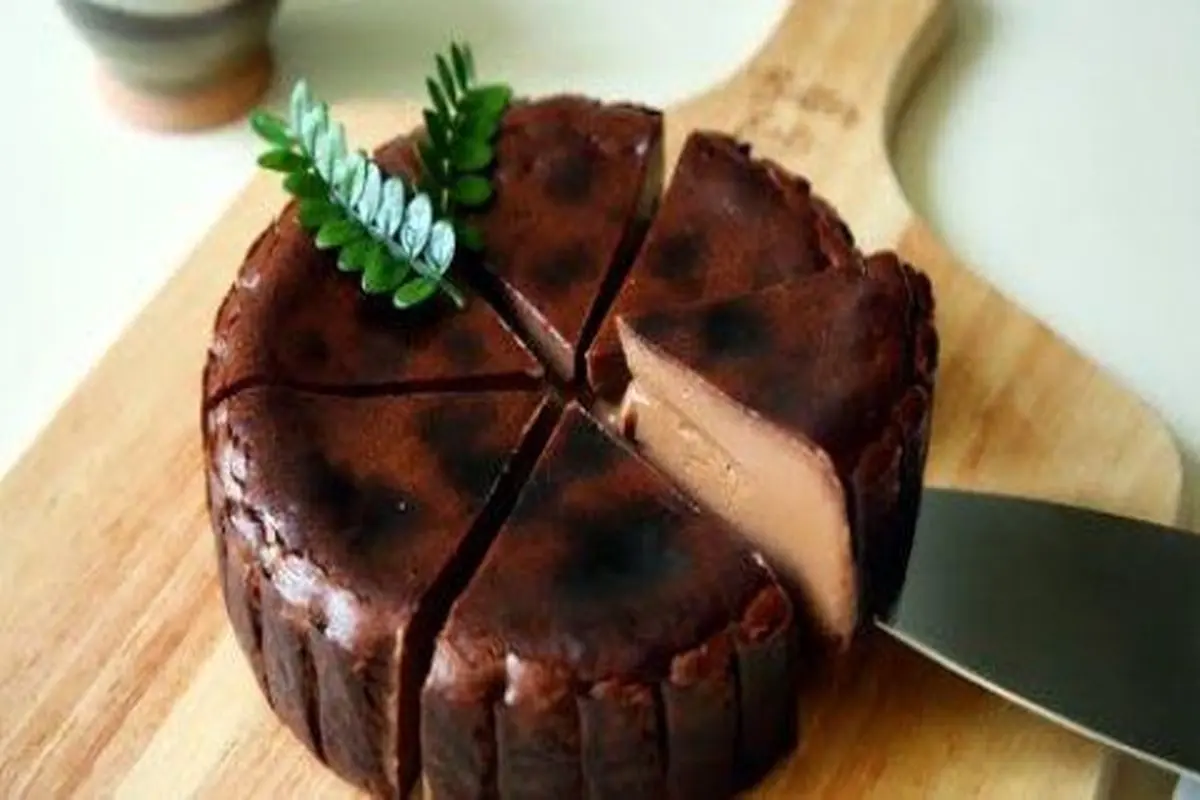 طرز تهیه لذیذترین چیز کیک شکلاتی باسک فقط با ۵ قلم مواد + فیلم / سه سوته چیز کیک شکلاتی باسک آماده است
