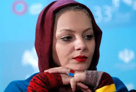 سلفی چکامه چمن ماه در حال دور دور در خیابان