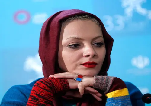 سلفی چکامه چمن ماه در حال دور دور در خیابان