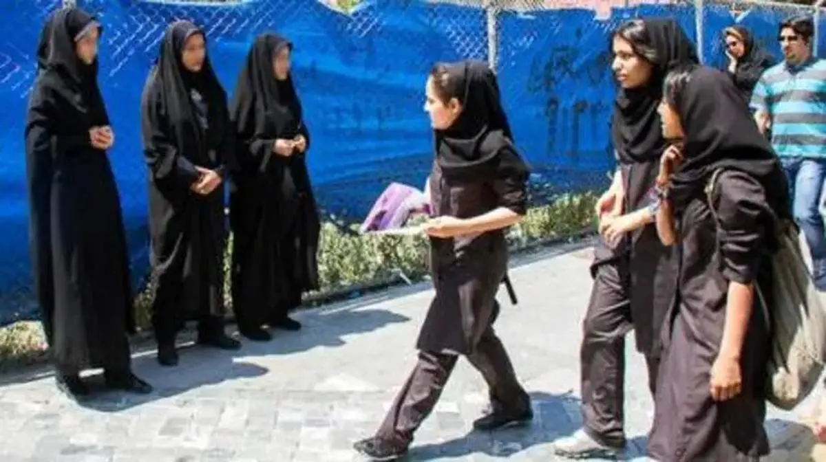 روی سر بی حجاب ها، روسری دو قطبی نیندازید