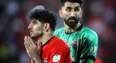 پوستر قهرمانی تراکتور با حضور بیرانوند