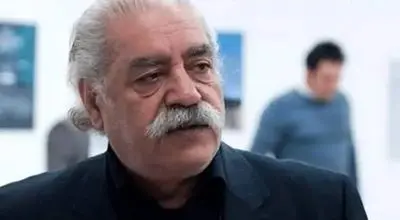 بازیگر مشهور سینمای ایران عصا به دست شد/ویدیو 