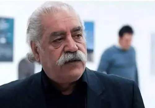 بازیگر مشهور سینمای ایران عصا به دست شد/ویدیو 