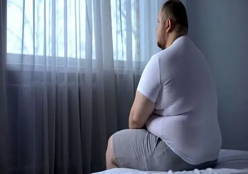 رابطه کم‌خوابی و چاقی؛ چرا خواب ناکافی باعث اضافه‌وزن می‌شود؟