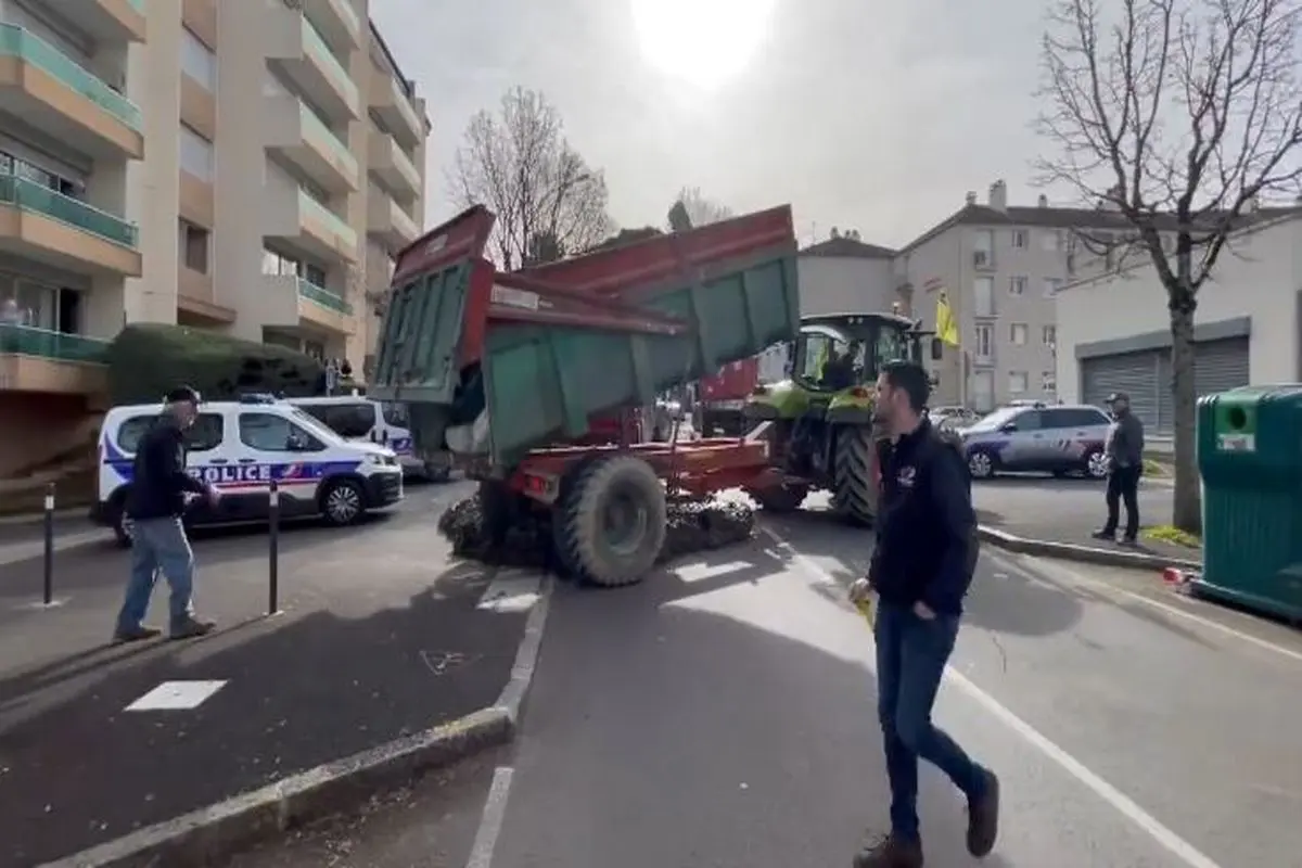 رفتار قابل تحسین پلیس فرانسه با کشاورزان معترض+فیلم