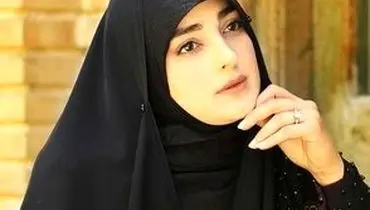 خانم مجری تلویزیون با یک تیپ مجلسی خودنمایی کرد